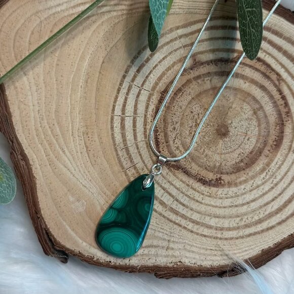 ✨ Malachite Teardrop Necklace ✨ - Picture 2 of 3